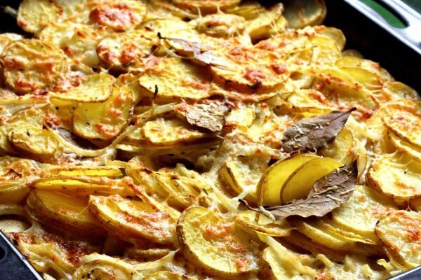 Dauphinoise Potatoes Without Cream: A Healthier, Lighter Take on the Classic French Gratin with Creamy, Herb-Infused, Golden-Baked Perfection